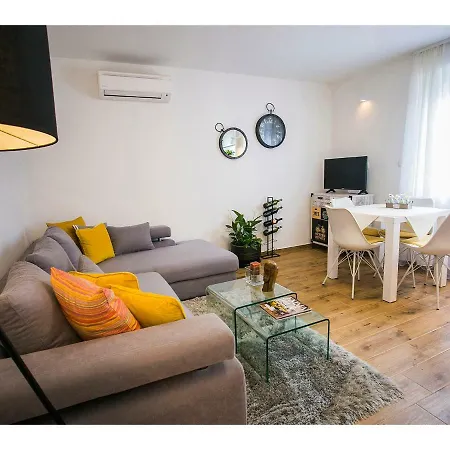 Sweet In Center Of Apartment *